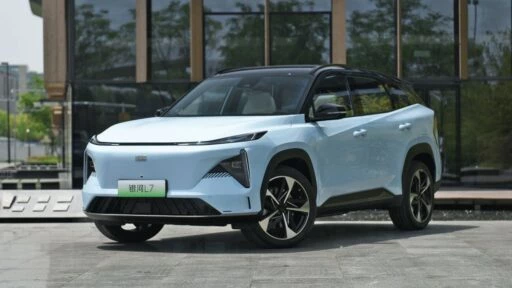 Geely Galaxy L7 сбоку спереди