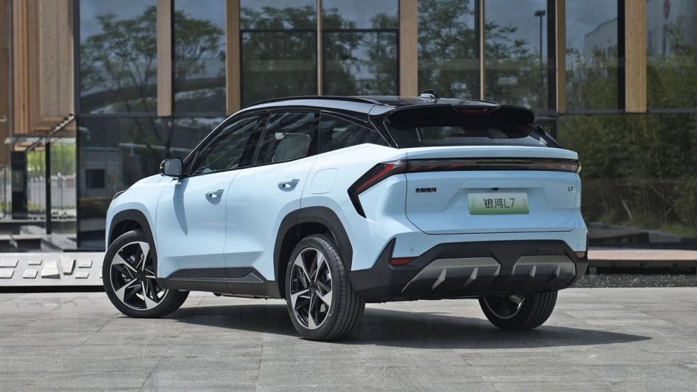 Geely Galaxy L7 сбоку сзади