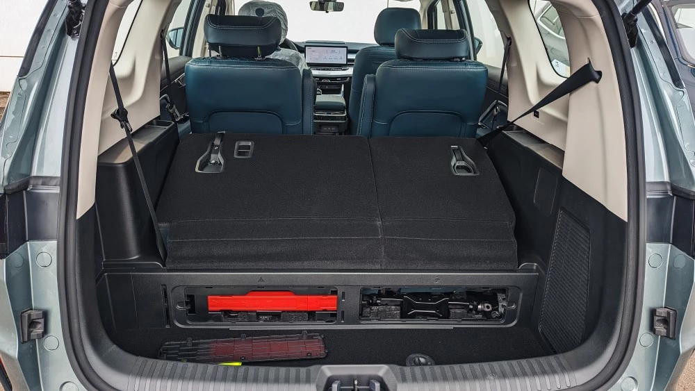 Geely Jiaji минивэн салон интерьер третий ряд сидений багажник