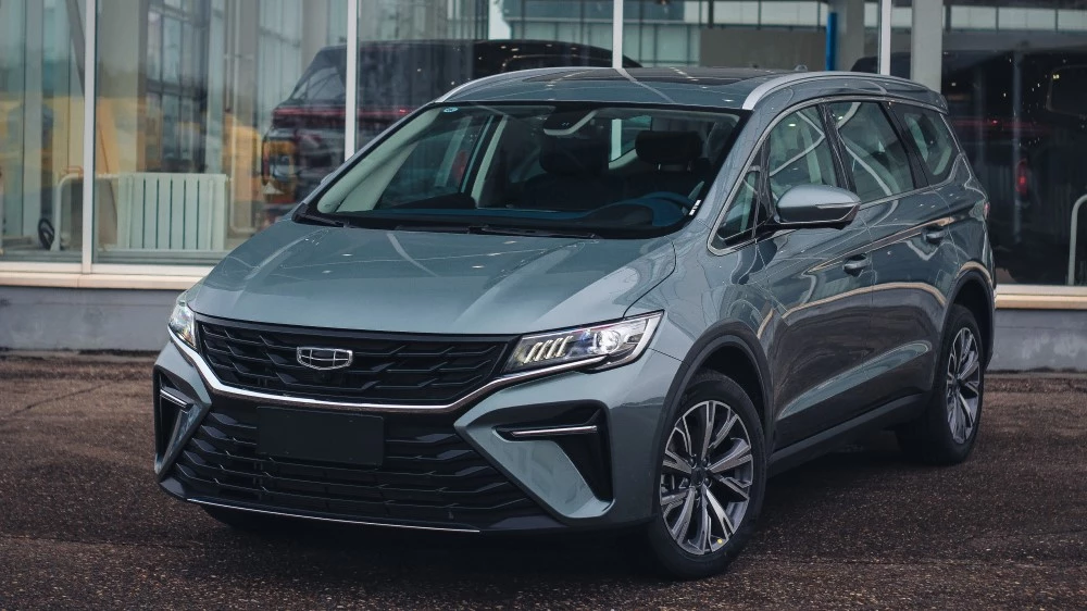 Geely Jiaji минивэн сбоку спереди