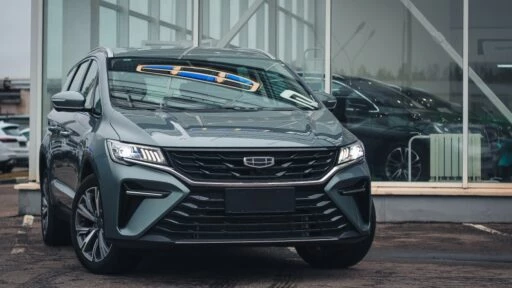 Geely Jiaji минивэн сбоку спереди