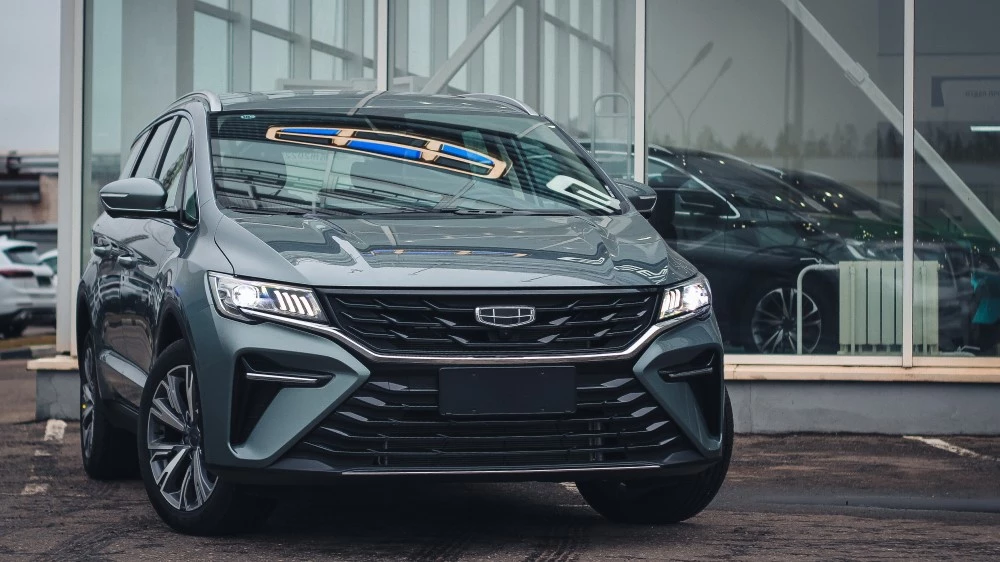 Geely Jiaji минивэн сбоку спереди