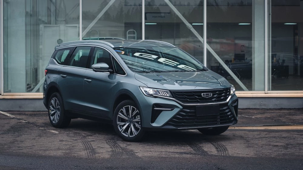 Geely Jiaji минивэн сбоку спереди