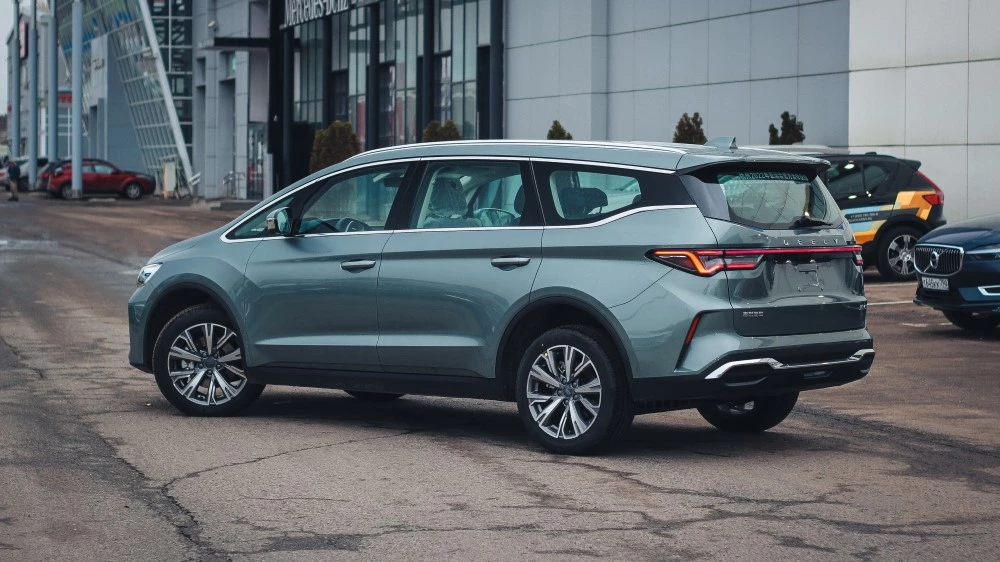 Geely Jiaji минивэн сбоку сзади