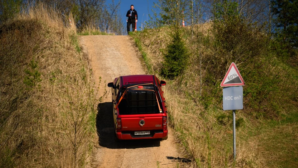 пикап Great Wall Poer KingKong сзади в динамике на гору