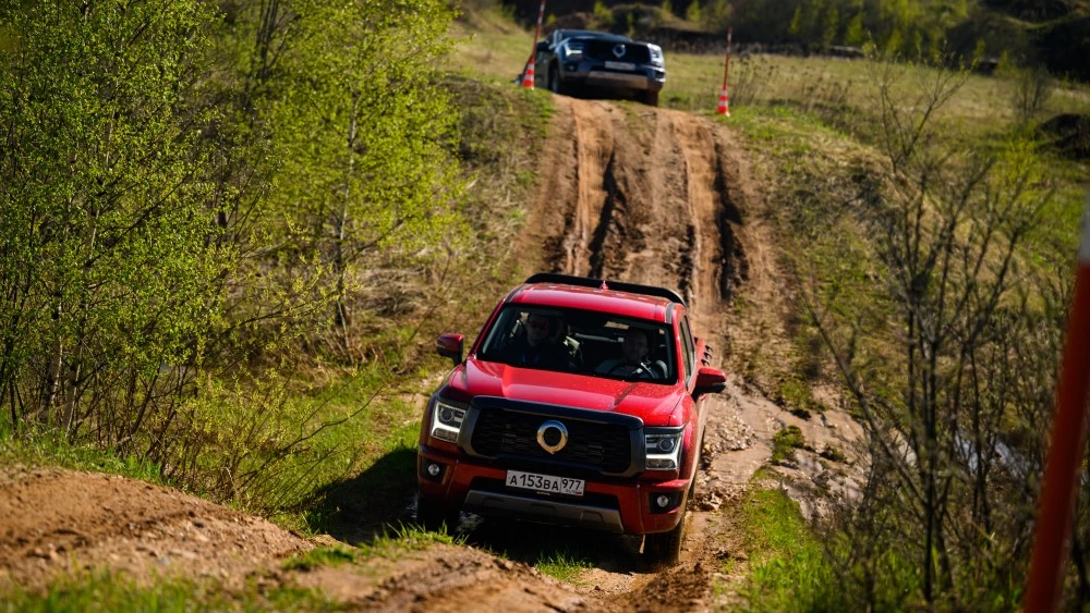 пикап Great Wall Poer KingKong спереди в динамике на гору