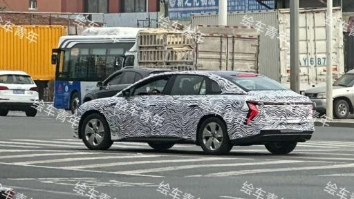 электрический седан Hongqi E001 сзади сбоку