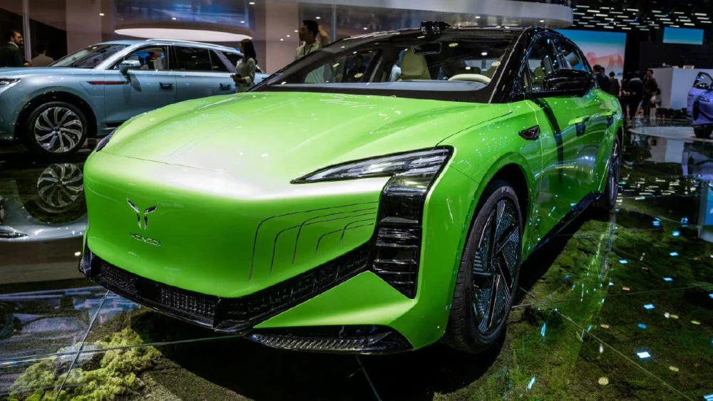 Hongqi E001 сбоку спереди на автосалоне в Шанхае