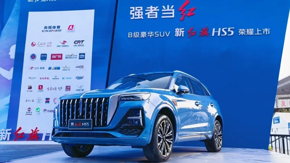 обновленный новый кроссовер Hongqi HS5 рестайлинг сбоку спереди