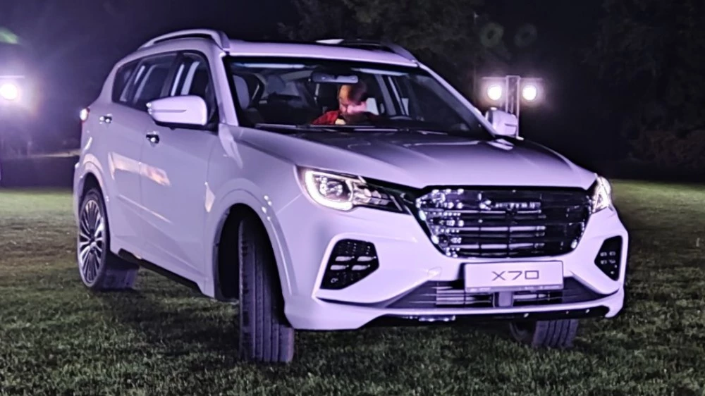 Jetour X70 в Казахстане сбоку спереди