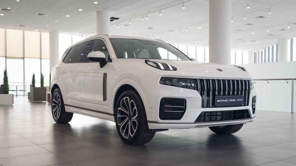 Lynk & Co 09 сбоку спереди