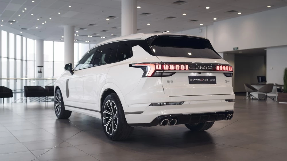 Lynk & Co 09 сбоку сзади