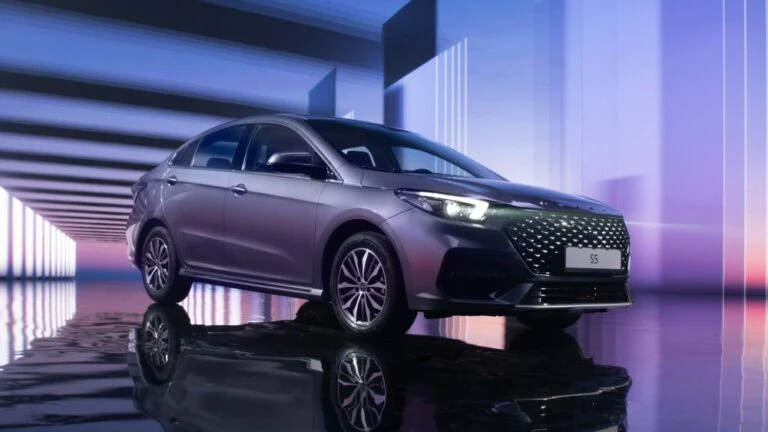 Omoda S5 спереди сбоку