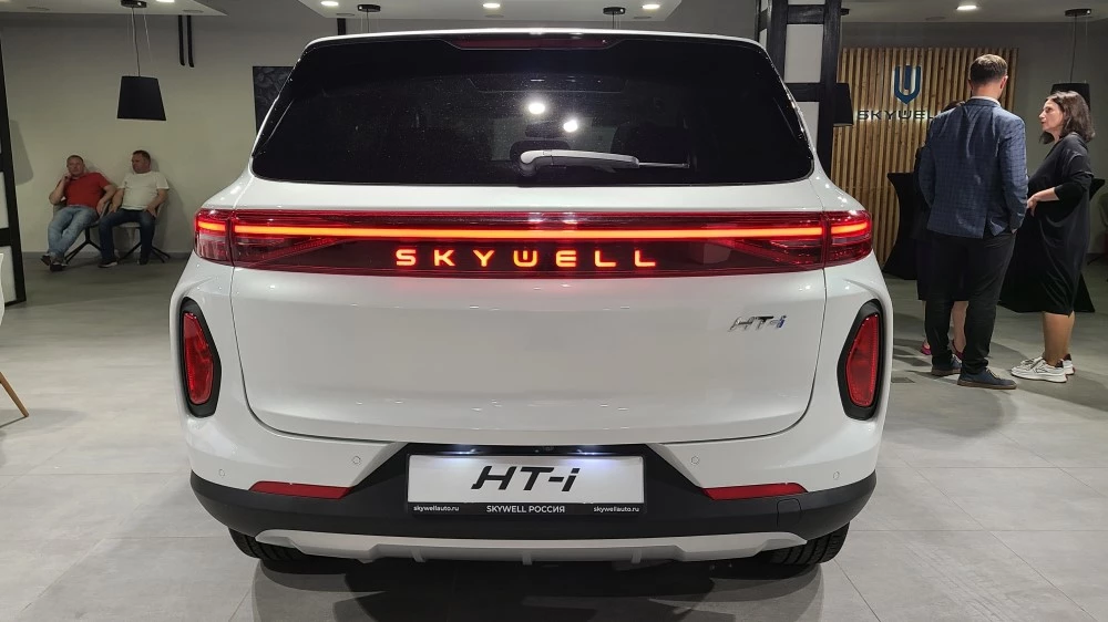 гибридный кроссовер Skywell HT-i сзади фонарь надпись