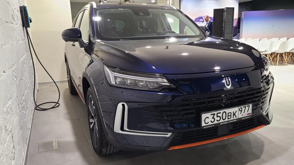 гибридный кроссовер Skywell HT-i спереди зарядка