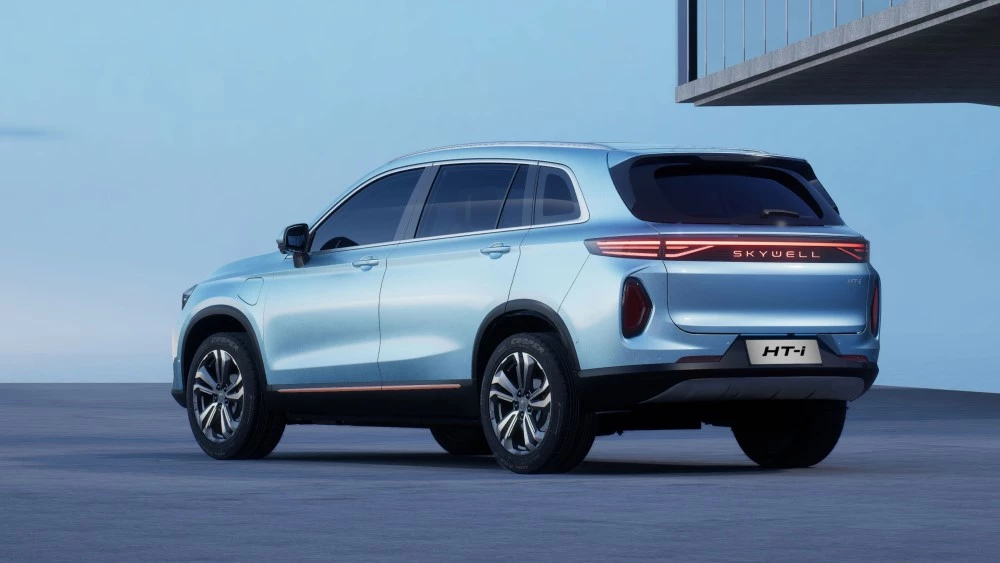 Гибридный кроссовер Skywell HT-i сбоку сзади