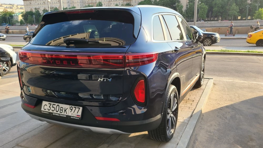 гибридный кроссовер Skywell HT-i сзади сбоку