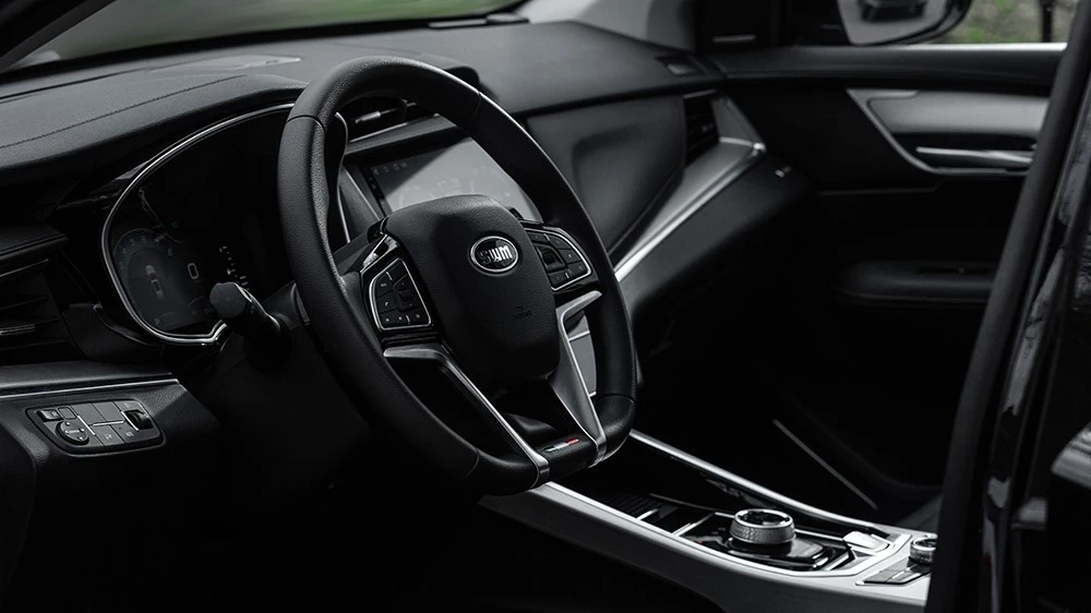 Салон кроссовера SWM G01 интерьер