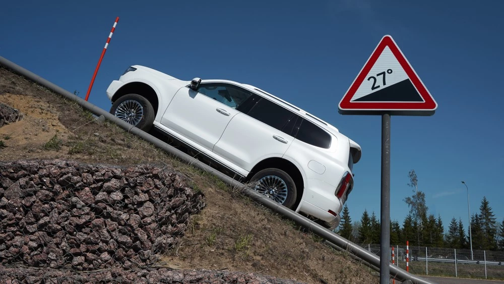 Tank 500 спереди сбоку в динамике полный привод подъем на горку