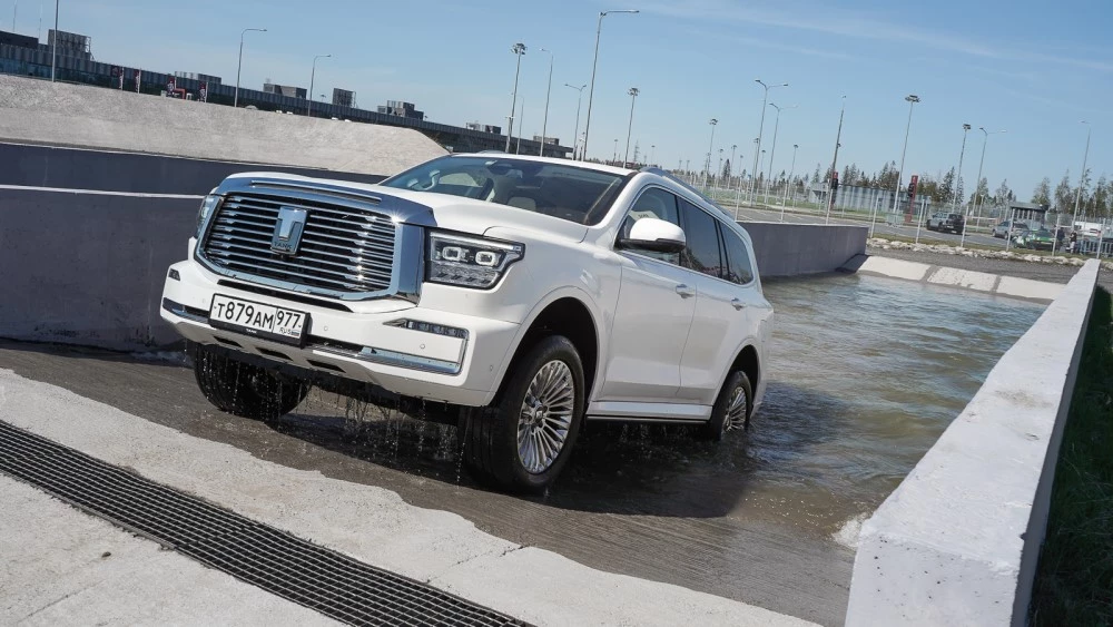 Tank 500 спереди сбоку в динамике брод