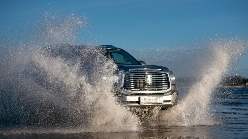 Tank 500 спереди сбоку в динамике брод