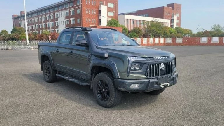 Пикап VGV S6 Howo S6 сбоку спереди