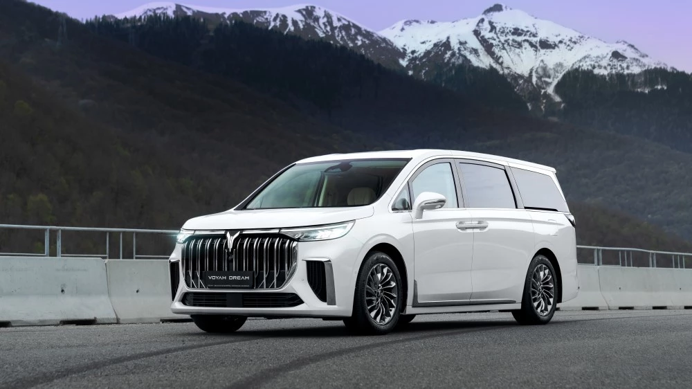 Электрический минивэн Voyah Dream спереди сбоку