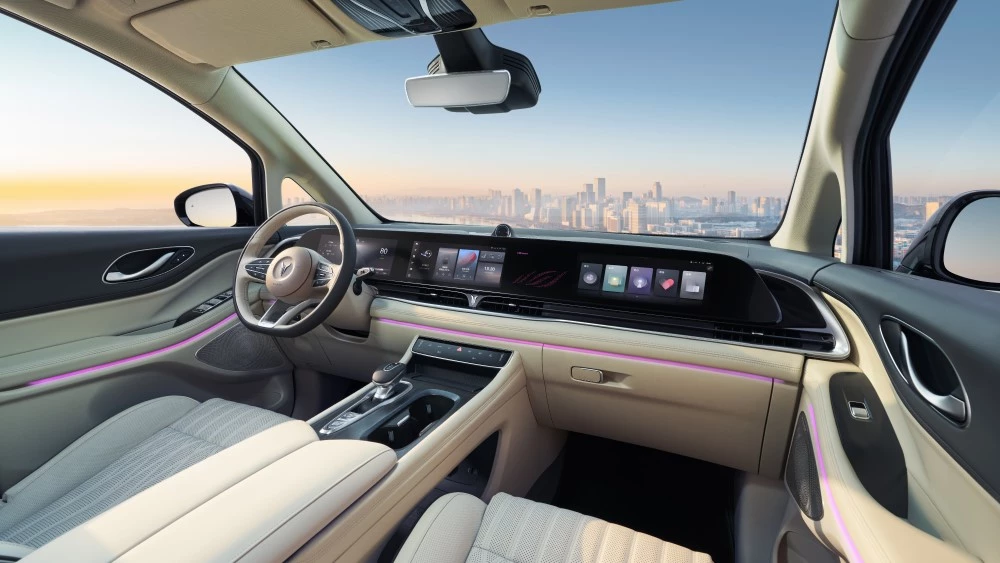 Электрический минивэн Voyah Dream салон интерьер первый ряд