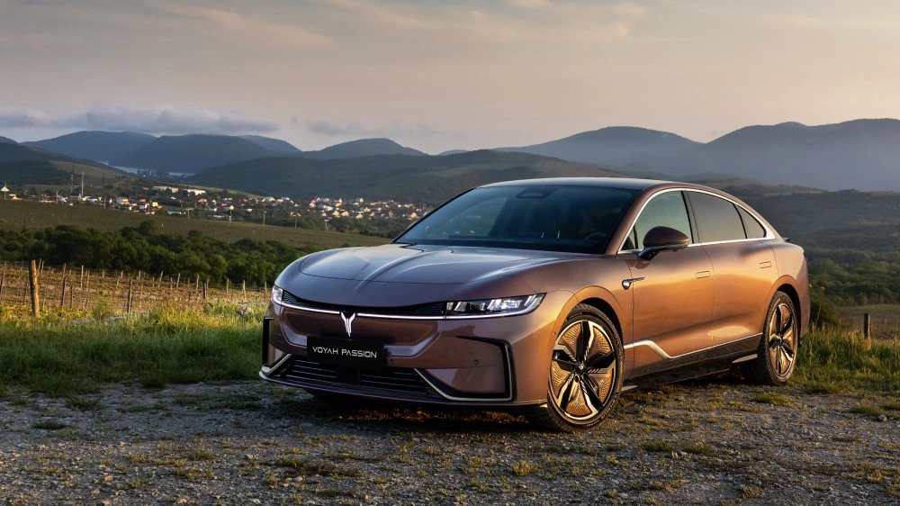 Седан Voyah Passion вышел на рынок России раньше, чем в Китае. Названы цены Voyah Passion сбоку спереди