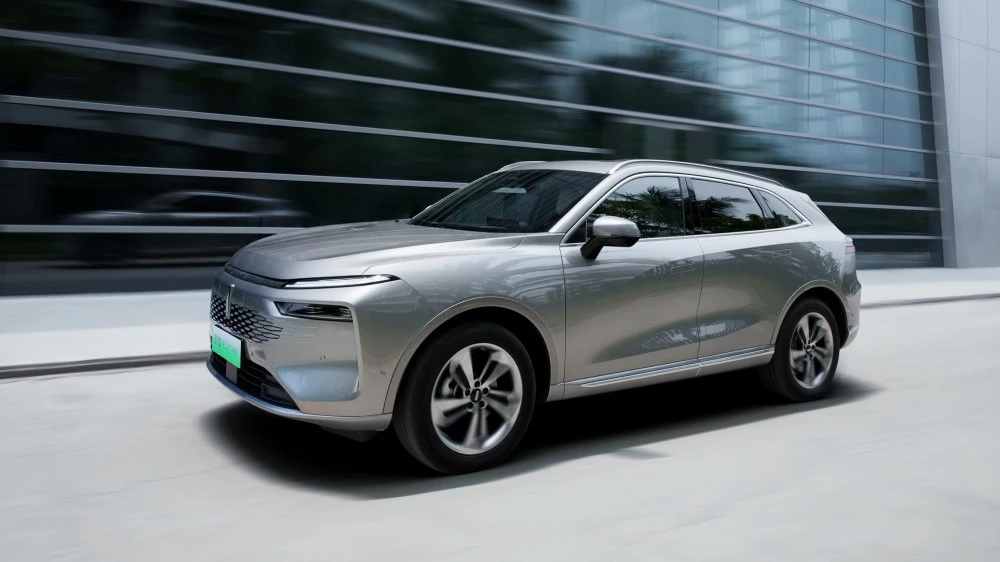 Wey Mocha сбоку спереди в динамике