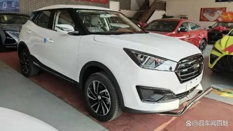 Zotye T300 у дилера в автосалоне сбоку спереди