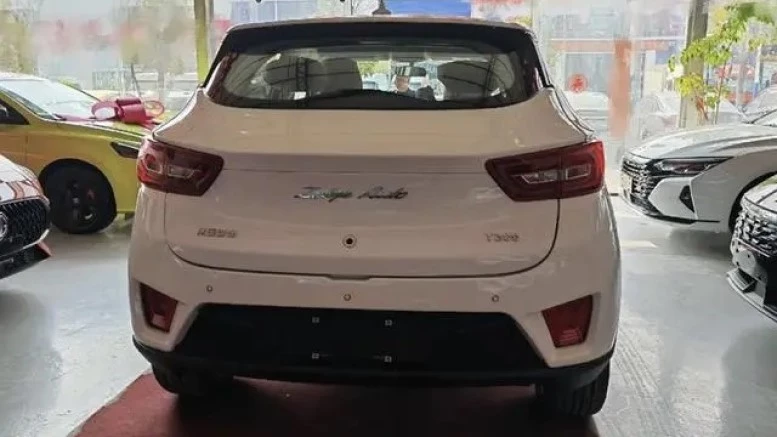 Zotye T300 у дилера в автосалоне сзади