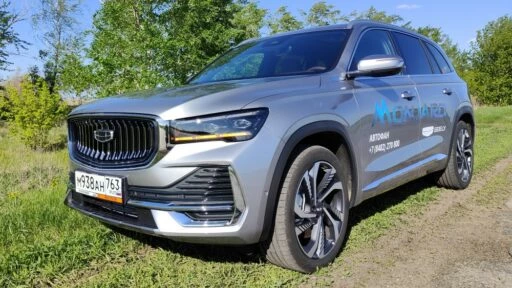Geely Monjaro сбоку спереди