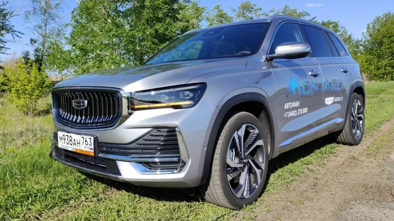 Geely Monjaro сбоку спереди