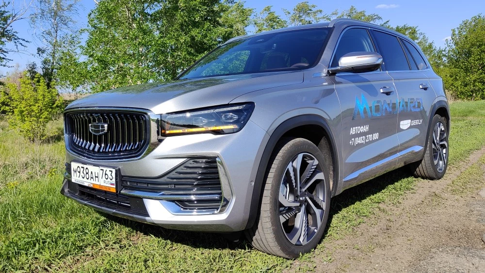 Geely Monjaro сбоку спереди
