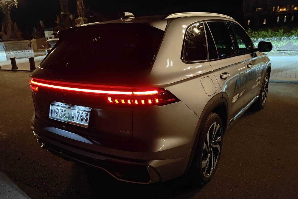 Geely Monjaro задние фонари в темноте