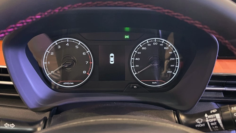 Livan X3 Pro салон интерьер приборная панель