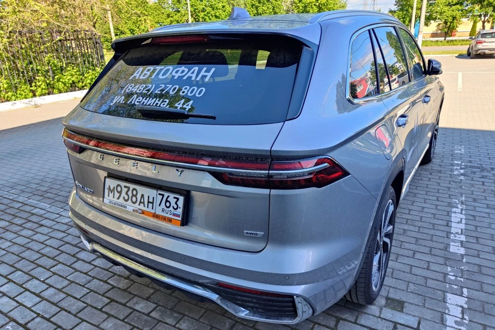 Geely Monjaro сзади сбоку