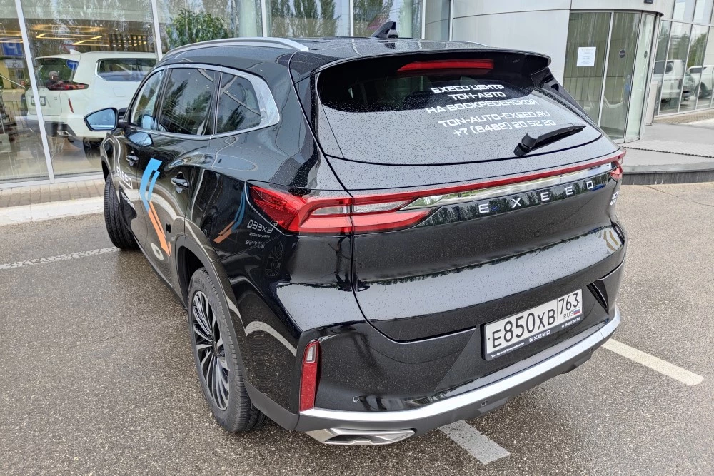 Exeed TXL сзади сбоку