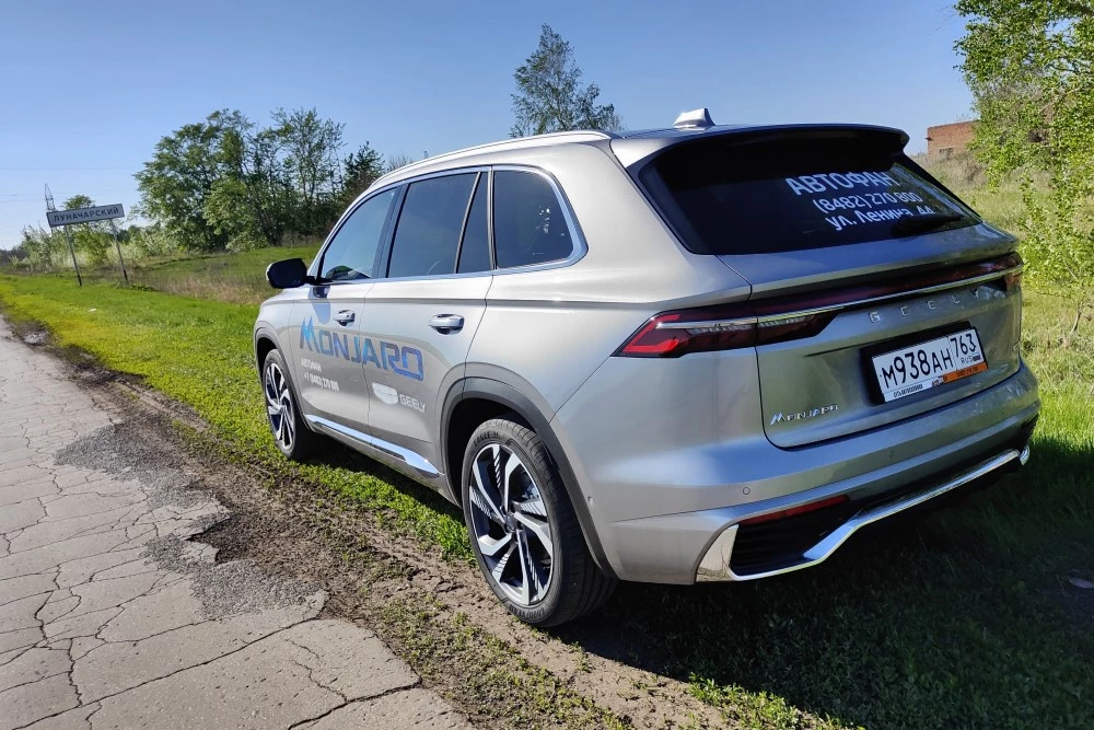Geely Monjaro сбоку сзади