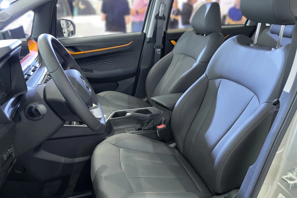 Livan X3 Pro салон интерьер первый ряд