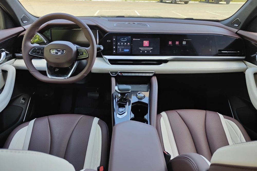 Geely Monjaro салон интерьер первый ряд