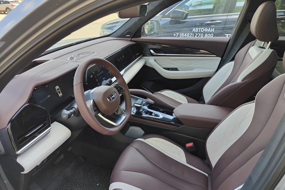 Geely Monjaro салон интерьер сиденья первого ряда