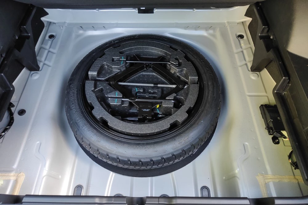 Geely Monjaro салон интерьер багажник докатка