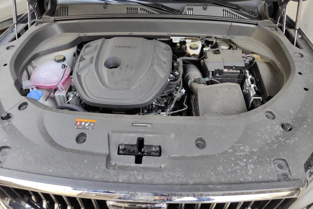 Geely Monjaro двигатель моторный отсек