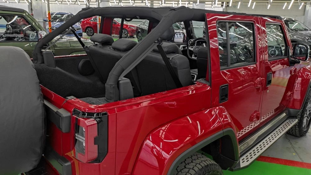 BAIC BJ40 сзади сбоку кабриолет съемная крыша