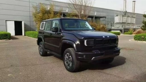 Новое поколение внедорожника Beijing BJ40 спереди сбоку