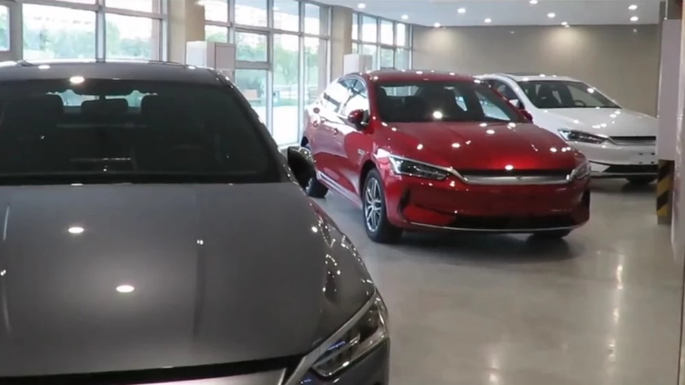 В Северной Корее начали продавать автомобили BYD. Эти фото в КНДР сразу же удалили BYD в автосалоне Madusan в столице Северной Корее