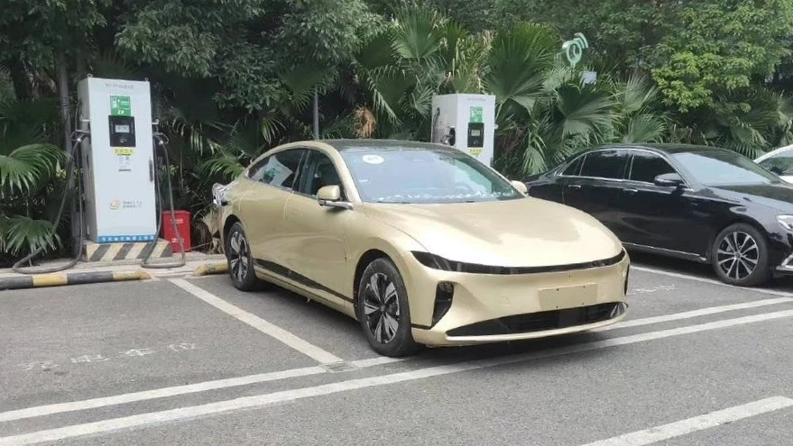 седан Changan Qiyuan A07 сбоку спереди заряжается