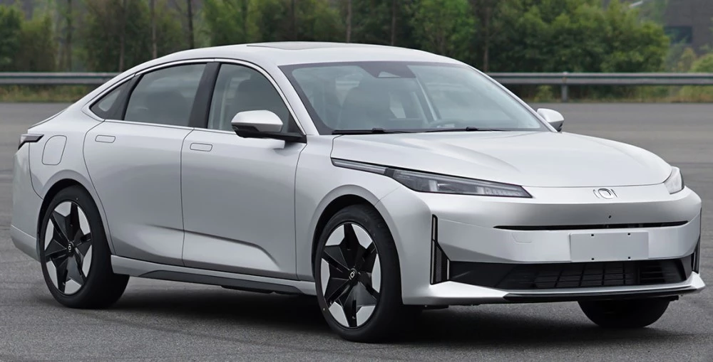 Changan Qiyuan A05 спереди сбоку